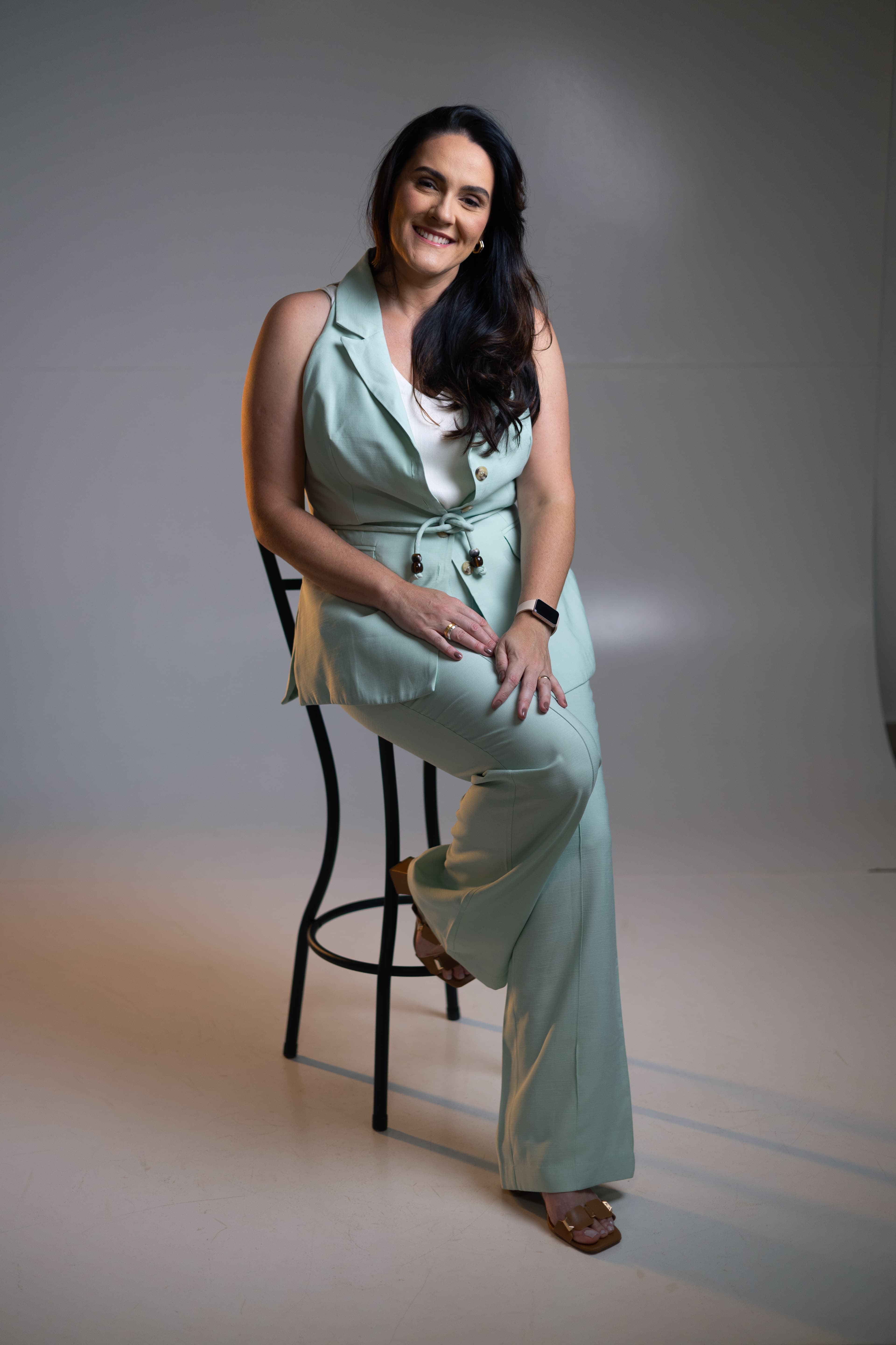 Mônica Matté, psicóloga e neuropsicóloga, sentada com sorriso acolhedor