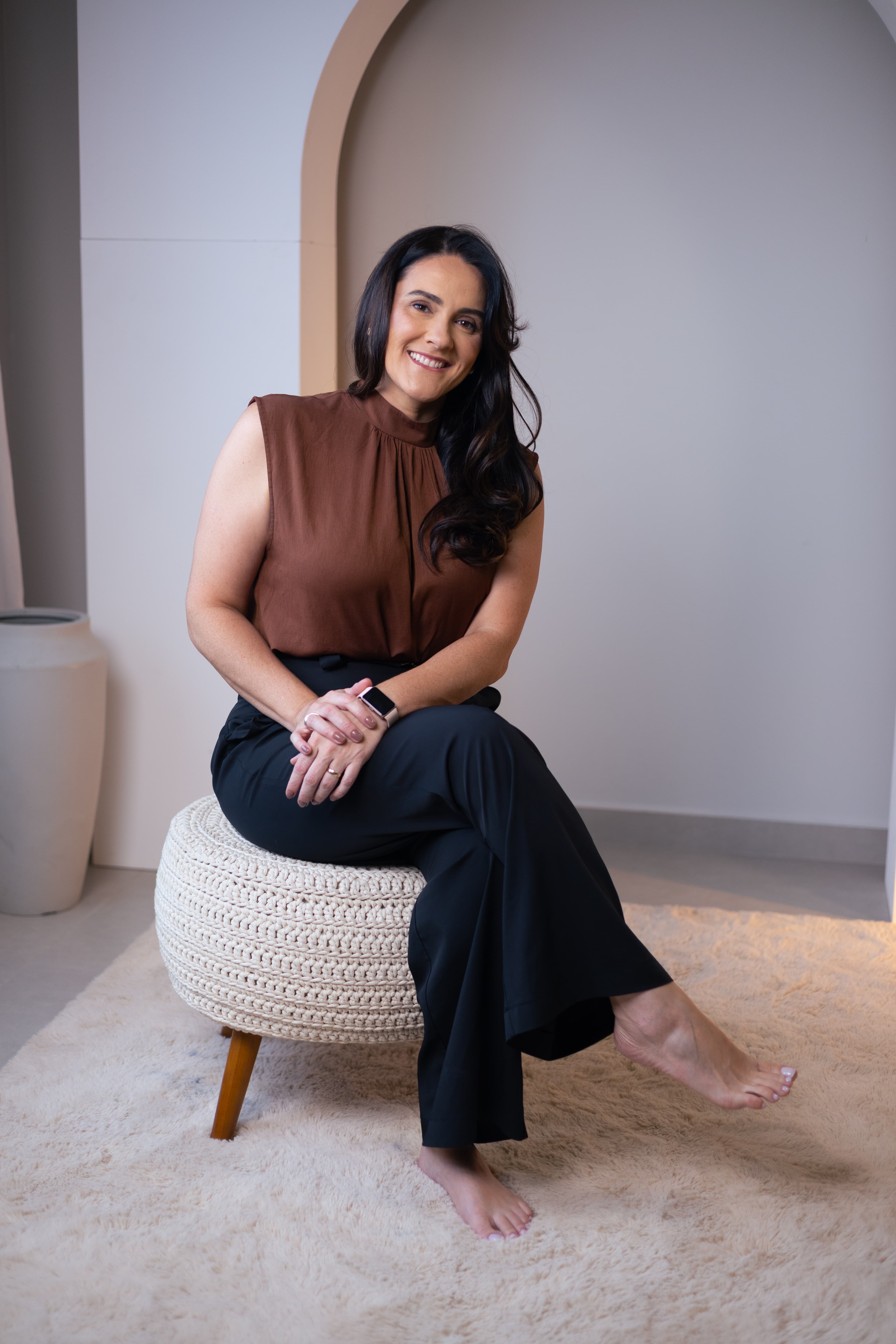 Mônica Matté sentada em ambiente aconchegante, transmitindo humanização e cuidado